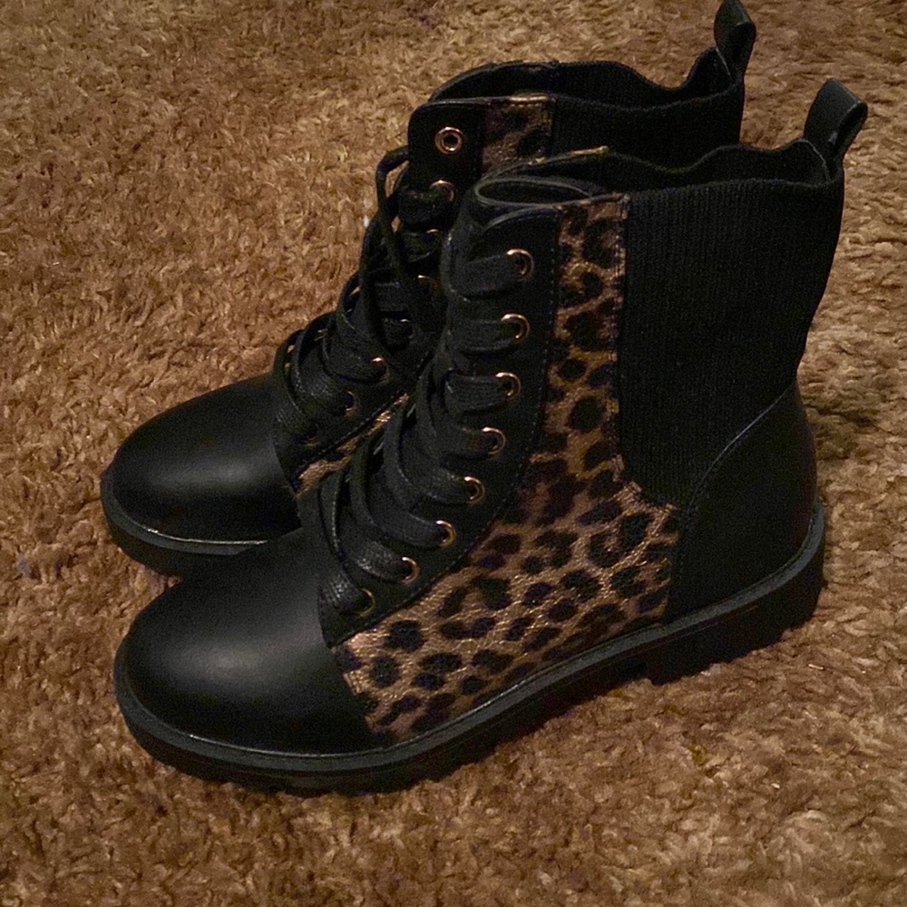 Women’s black/cheetah boot